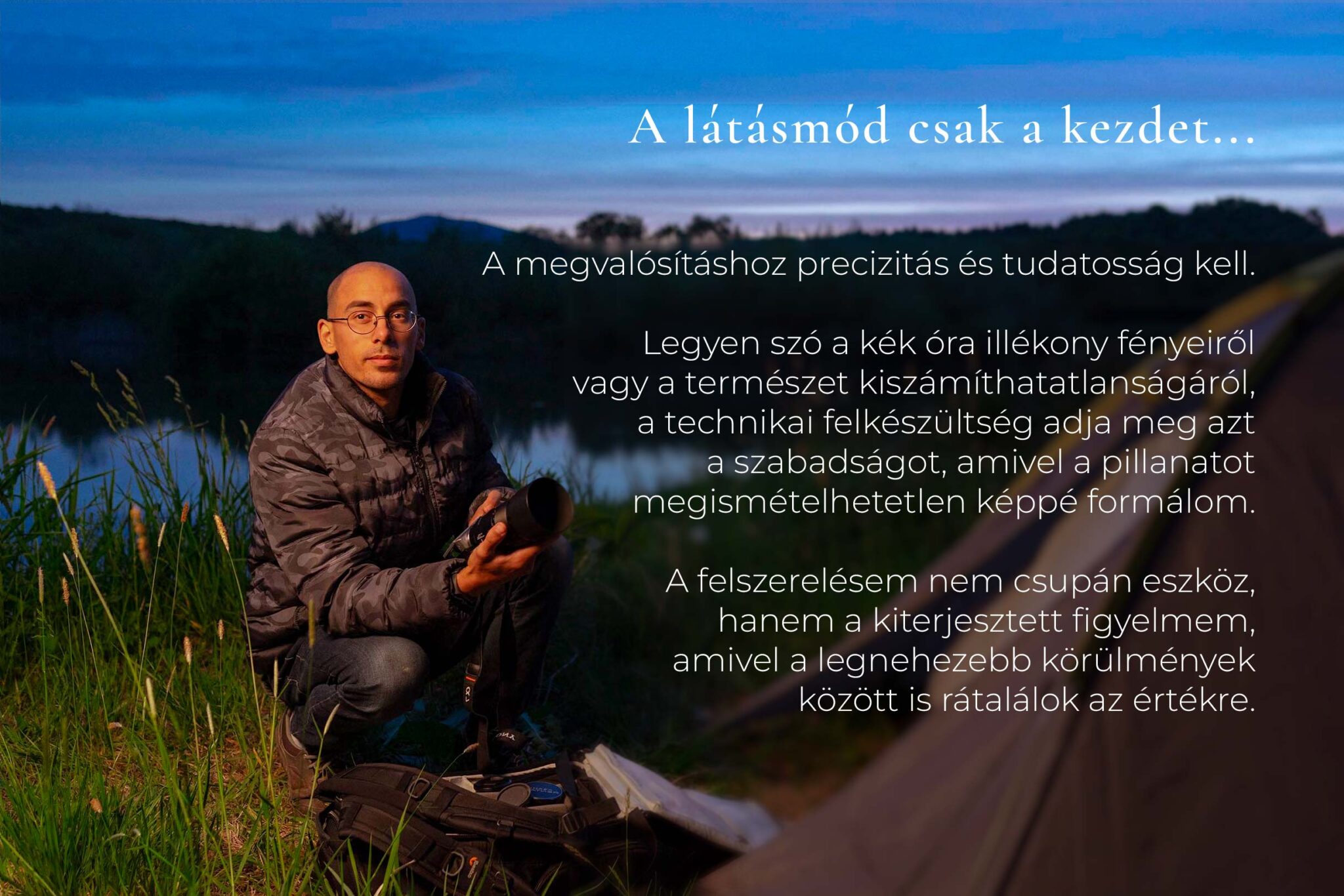 Portréfotó a kék óra fényeiben egy tóparti sátor mellett guggoló fotósról, kezében professzionális fényképezőgéppel, a képen a technikai felkészültség és a pillanat megörökítésének fontosságáról szóló magyar szöveggel – FotoFilo szakmai ars poeticája.