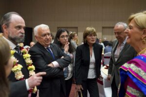 Résztvevők csoportos beszélgetése egy elegáns rendezvényen – professzionális pillanatképek és networking fotózás a FotoFilo portfóliójából.