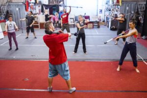 Dinamikus eseményfotózás egy cirkuszközpontban: csoportos gyakorlás és készségfejlesztő oktatás megörökítése – FotoFilo vizuális krónika.