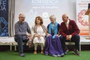 Jógakonferencia előadói kötetlen beszélgetés közben – érzelmekkel teli eseményfotózás és kulisszák mögötti pillanatok a FotoFilo vizuális krónikájában.