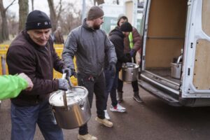 Önkéntesek ételosztáshoz pakolnak egy jótékonysági eseményen – hiteles dokumentarista eseményfotózás és közösségi munka megörökítése a FotoFilo által.