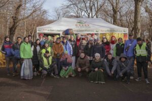 Az Ételt az Életért Alapítvány önkénteseinek csoportképe egy karácsonyi ételosztás után – közösségi összefogás és humanitárius eseményfotózás a FotoFilo-tól.