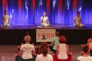 Nemzetközi Jóga Nap eseményfotózás egy budapesti színpadon – professzionális rendezvényfotó csoportos jógaóráról a FotoFilo portfóliójából.