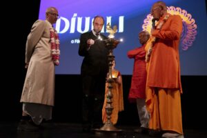 Ünnepélyes gyertyagyújtás a Díváli alkalmából: kulturális eseményfotózás és rituális pillanatok megörökítése a FotoFilo vizuális krónika által.