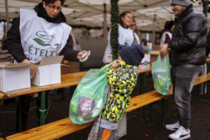 Hiteles eseményfotózás egy jótékonysági ételosztáson: dokumentarista pillanatkép az önkéntes munka és segítségnyújtás világáról – FotoFilo vizuális krónika.