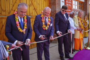 Ünnepélyes szalagátvágás a Krisna-völgyi Járgányház megnyitóján, meghívott politikusok és vallási vezetők részvételével – hivatalos eseményfotózás a FotoFilo-tól.