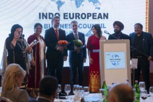 Ünnepélyes díjátadó és köszöntés egy nemzetközi üzleti gálavacsorán – professzionális vállalati eseményfotózás a FotoFilo-tól.