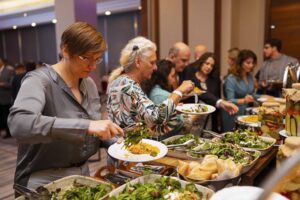 Vendégek a svédasztalnál egy nemzetközi üzleti gálavacsorán – professzionális catering és rendezvényfotózás a FotoFilo-tól.