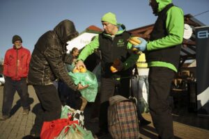 Jótékonysági ételosztás Egerben: önkéntesek gyümölcsöt és élelmiszert osztanak rászorulóknak – hiteles eseményfotózás és vizuális krónika a FotoFilo-tól.