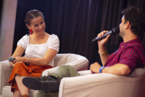 Színpadi beszélgetés és interakció a Generációk Bölcsessége rendezvényen – professzionális konferencia- és eseményfotózás a FotoFilo-tól.